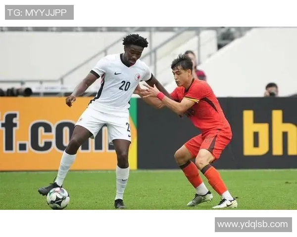 黑人卷发足球明星的风采与奋斗历程揭秘 拼搏与荣耀背后的真实故事